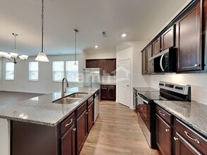 427 Catawba St, Unit 605B in Belmont, NC - Foto de edificio - Building Photo