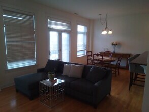 3755 N Racine Ave, Unit 2C in Chicago, IL - Foto de edificio - Building Photo