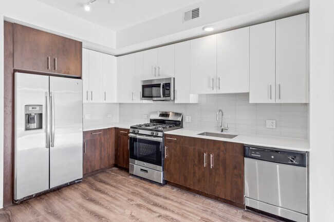 851 W Grand Ave in Chicago, IL - Building Photo - Building Photo