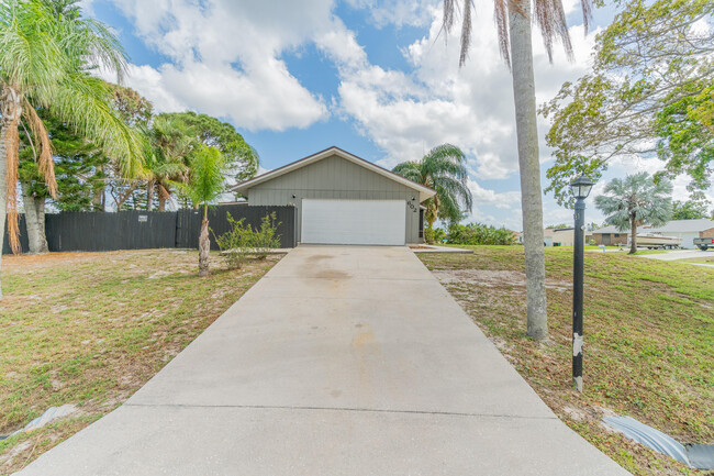602 SE Ridgely Ave in Port St. Lucie, FL - Building Photo - Building Photo