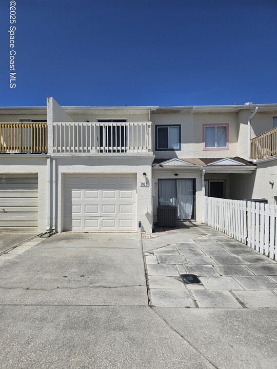206 Cherie Down Ln in Cape Canaveral, FL - Building Photo