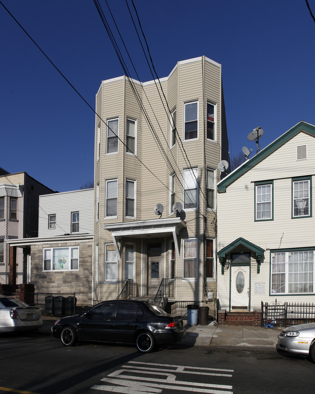 76 Manhattan Ave in Jersey City, NJ - Foto de edificio - Building Photo