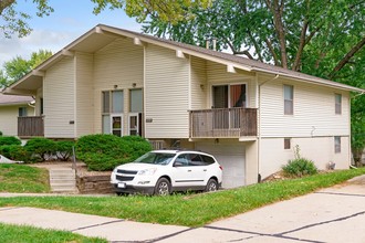 Westwood Duplexes in Omaha, NE - Foto de edificio - Building Photo