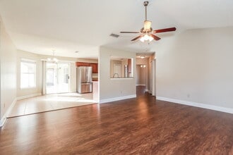 8244 International Village Dr in Jacksonville, FL - Foto de edificio - Building Photo