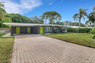 5150 Sand Dollar Ln in Naples, FL - Foto de edificio - Building Photo