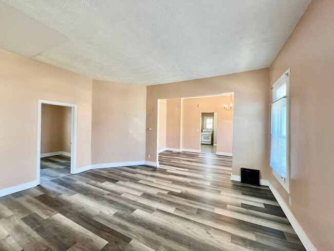 719 W Jefferson St in Bloomington, IL - Building Photo - Building Photo