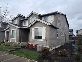 5253 SE Davis Rd in Hillsboro, OR - Building Photo