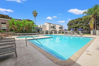 Villa Siena in Costa Mesa, CA - Foto de edificio - Building Photo