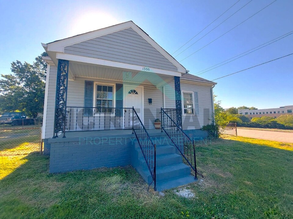 1300 Cypress St in Greensboro, NC - Building Photo