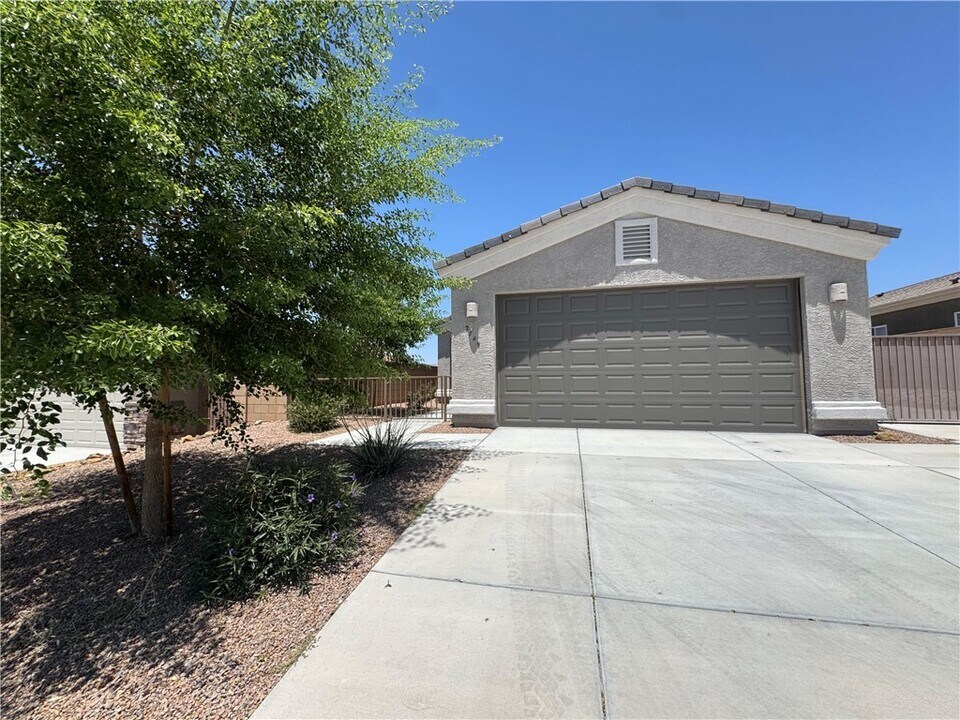 2749 Wilderness Ln in Bullhead City, AZ - Building Photo