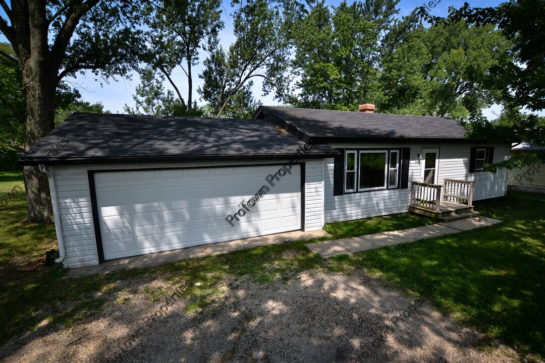 821 Penfield Ave in Joliet, IL - Building Photo