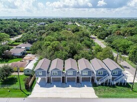 203 6th St in San Leon, TX - Building Photo