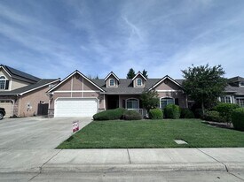 4944 W Lark Ave in Visalia, CA - Building Photo