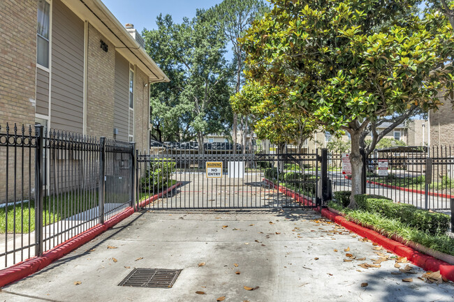 Beringwood Condo in Houston, TX - Building Photo - Building Photo