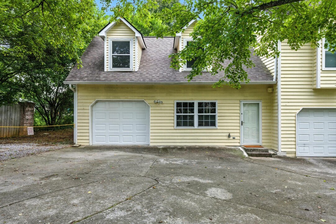 2710 Hodge Rd in Knoxville, TN - Building Photo