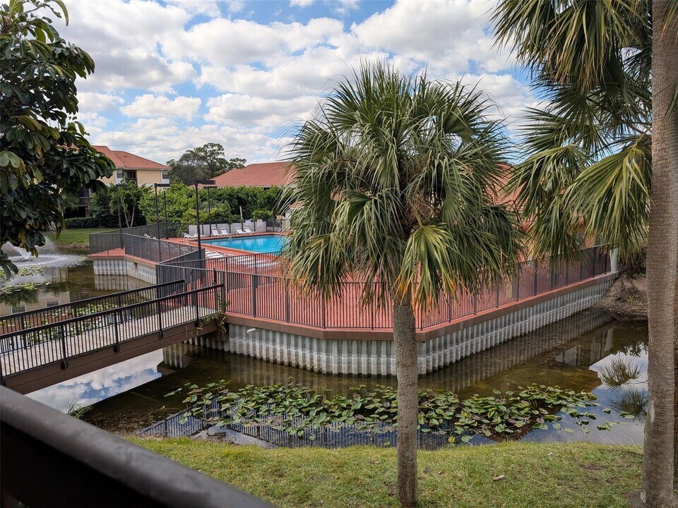 5741 Riverside Dr, Unit 201 in Coral Springs, FL - Foto de edificio