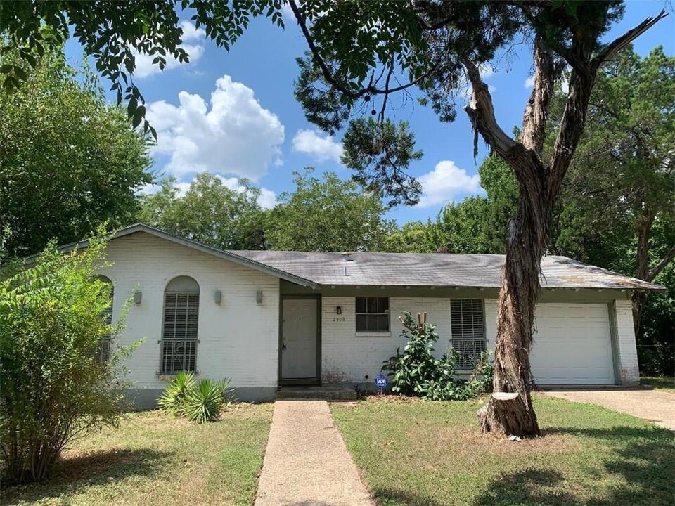 2406 Braxton Cove in Austin, TX - Building Photo