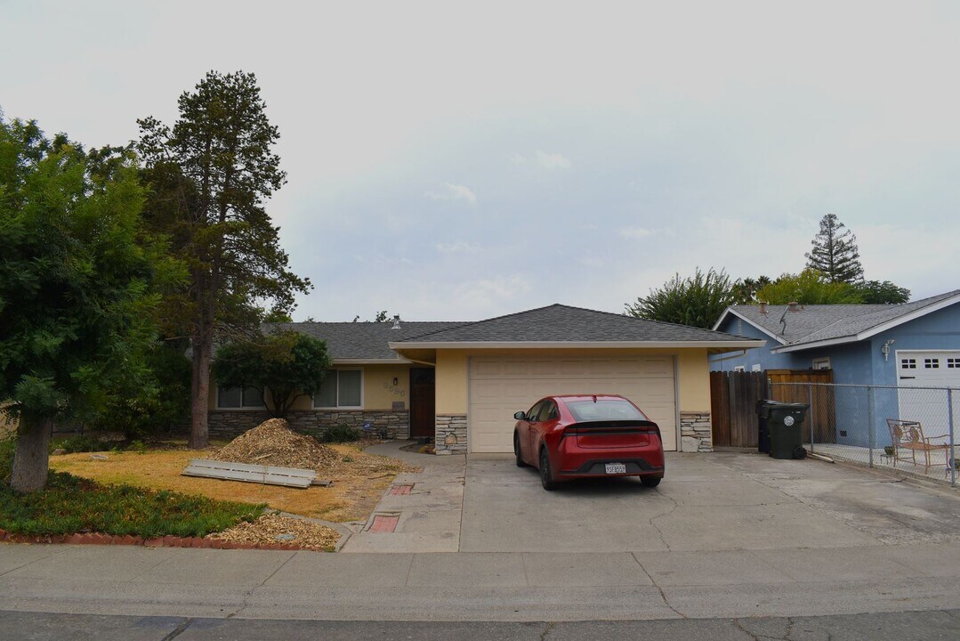 6595 Hitchcock Way in Sacramento, CA - Building Photo