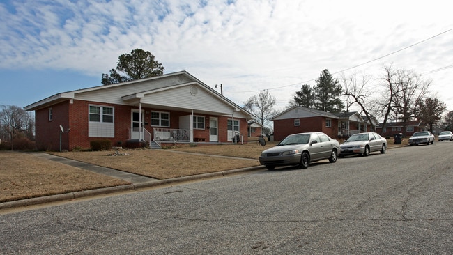 300-406 N Hall St in Benson, NC - Building Photo - Building Photo