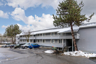 Stonecrest Apartments in Spokane, WA - Building Photo - Building Photo