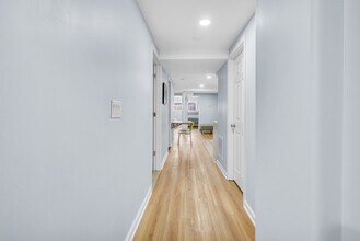 2112 N Sawyer Ave in Chicago, IL - Building Photo - Building Photo