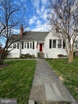 1406 N Glebe Rd in Arlington, VA - Building Photo