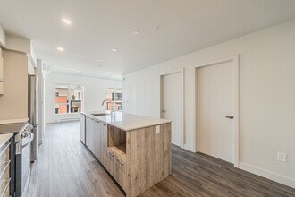 305 Blvd. Marcel-Laurin in St. Laurent, QC - Building Photo - Building Photo