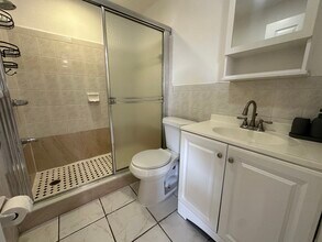 666 W 17th St in Hialeah, FL - Foto de edificio - Building Photo