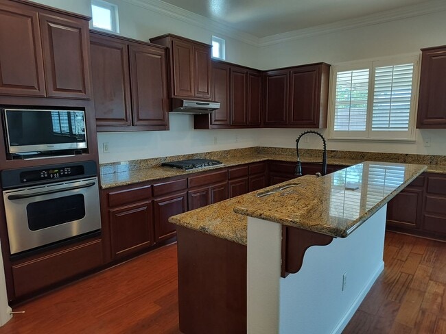 7200 Elvora Way in Elk Grove, CA - Building Photo - Building Photo