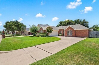 303 Village Trail in Trophy Club, TX - Foto de edificio - Building Photo