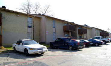 Casa San Luis in Dallas, TX - Foto de edificio - Building Photo