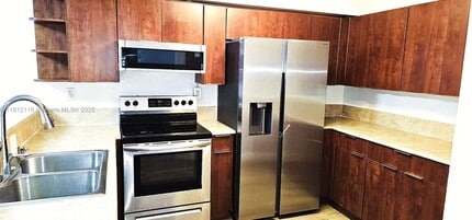 1540 NE 191st St in Miami, FL - Building Photo - Building Photo