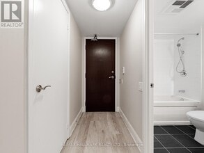 2181 Yonge St in Toronto, ON - Building Photo - Building Photo