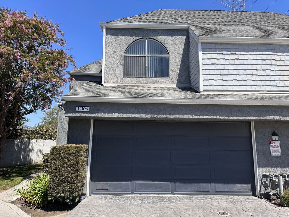 1210 S Barranca Ave in Glendora, CA - Foto de edificio