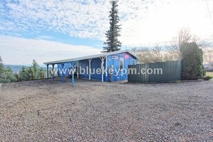 16488 S Henrici Rd in Oregon City, OR - Building Photo