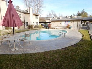 49400 River Park Rd, Unit 57 in Oakhurst, CA - Foto de edificio - Building Photo