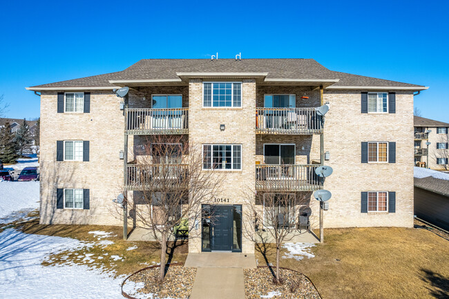 Foxdale Condominiums in Urbandale, IA - Building Photo - Building Photo