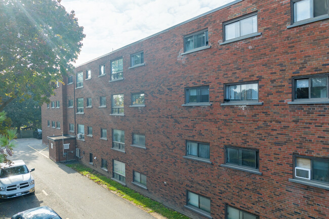 Sienna Apartments in Guelph, ON - Building Photo - Building Photo