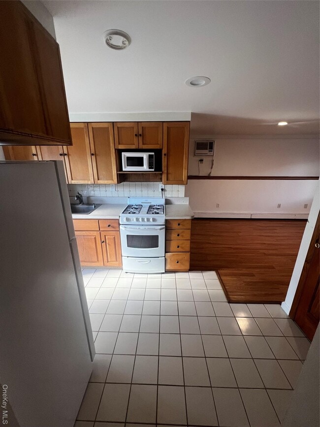 210 Bay Shore Rd in North Babylon, NY - Building Photo - Building Photo