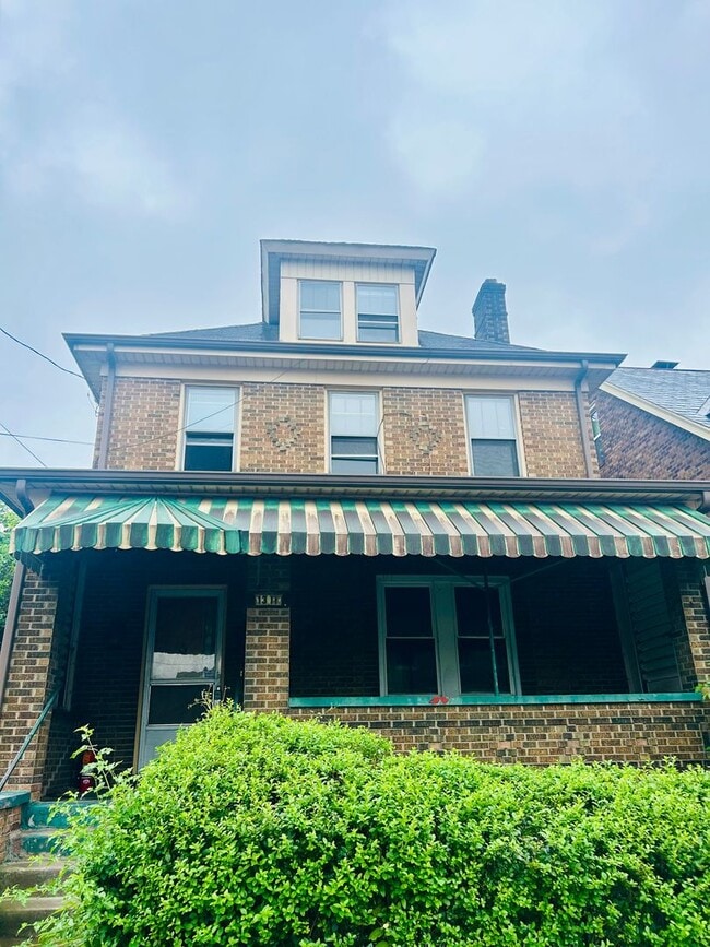 1311 Oakhill St in Pittsburgh, PA - Building Photo - Building Photo
