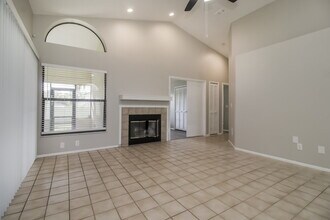 1086 Manigan Ave in Oviedo, FL - Foto de edificio - Building Photo