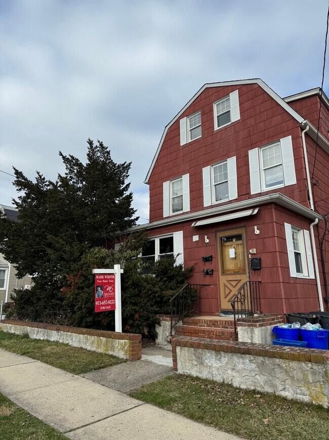 649 New Jersey Ave in Lyndhurst, NJ - Building Photo - Building Photo