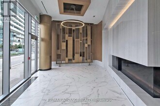 15 Queens Quay E in Toronto, ON - Building Photo - Building Photo