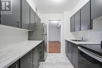 2350 Dundas St W in Toronto, ON - Building Photo - Building Photo