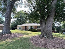 1180 Starline Dr in Smyrna, GA - Building Photo