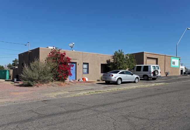 7 Apartments & Industrial Bldg in Tucson, AZ - Foto de edificio - Building Photo