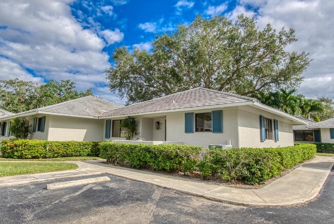 911 Club Dr in Palm Beach Gardens, FL - Building Photo - Building Photo