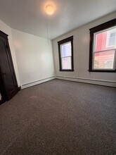 37 Eastwood Ave, Unit 2 in Waterbury, CT - Foto de edificio - Building Photo