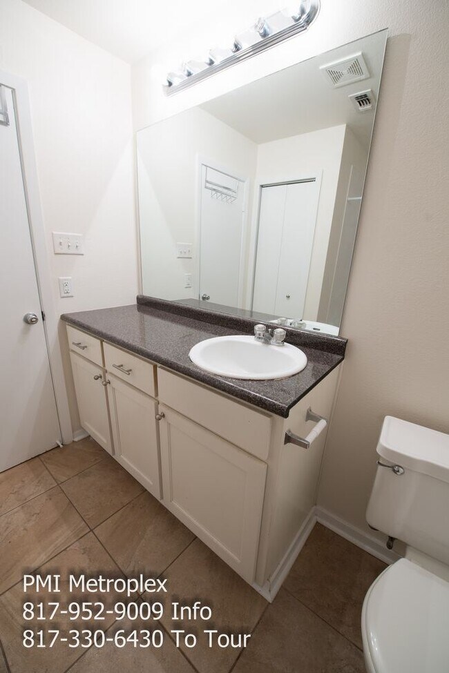 206 Wilshire Dr in Euless, TX - Building Photo - Building Photo