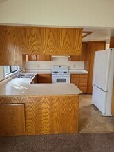 3048 Cheltenham Wy in Medford, OR - Building Photo - Building Photo